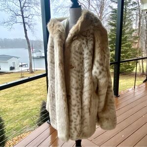 Stunning Faux Fur Winter-White & Cream Coat with Hood ! SPECTACULAR , SO SOFT ♥️